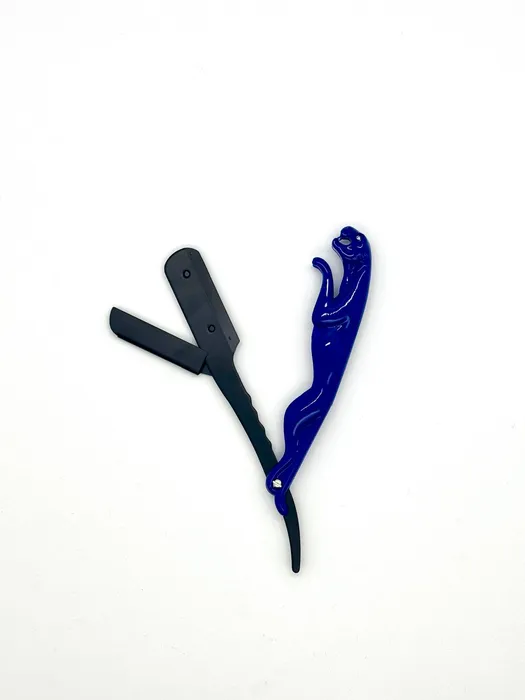 סכין גילוח מעוצבת עם ידית פנתר כחולה