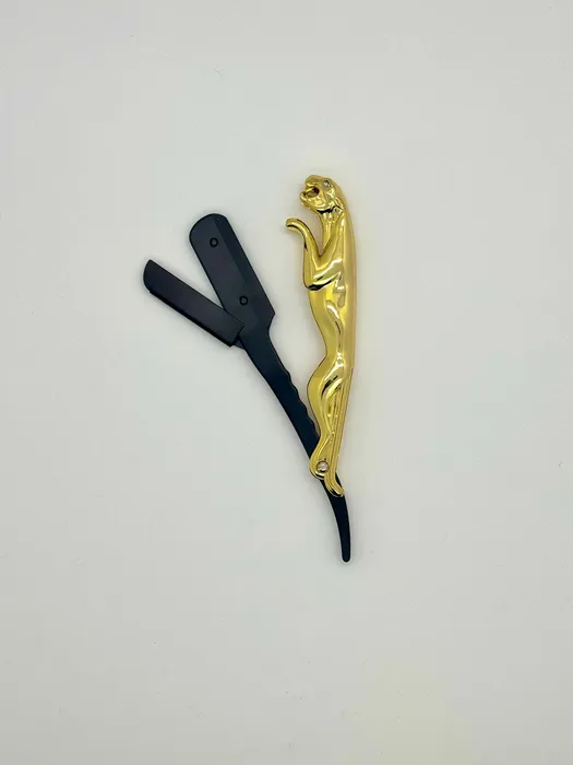 סכין גילוח מעוצבת עם ידית פנתר זהובה