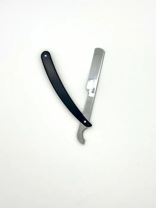 סכין גילוח מקצועית עם ידית שחורה